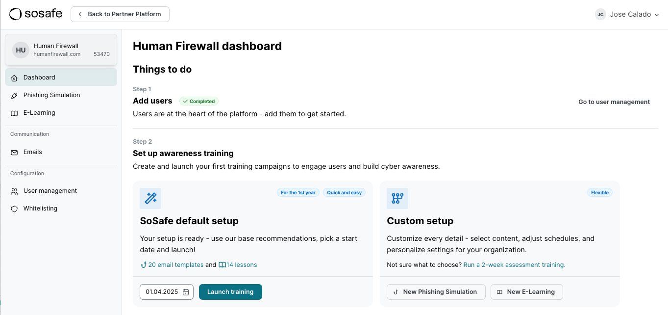 Kunden-Dashboard mit Navigationsmenü und To-Do-Liste. Schritt 1 Add users als abgeschlossen markiert. Schritt 2 Set up awareness training mit zwei Optionen: SoSafe default setup und Custom setup mit Details und Action-Schaltflächen.