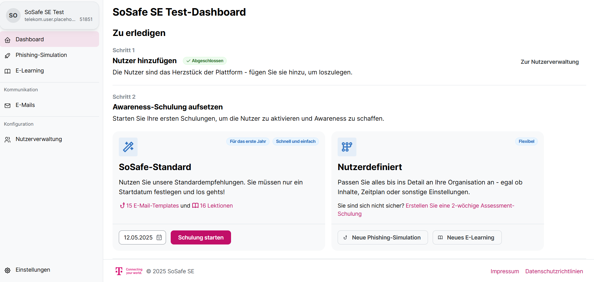 Dashboard Zu erledigen mit zwei Einrichtungsschritten. Schritt 1 Nutzer hinzufügen (mit grünem Abgeschlossen-Häkchen). Schritt 2 Awareness-Schulung aufsetzen mit zwei Konfigurationsoptionen: SoSafe-Standard (15 E-Mail-Templates, 16 Lektionen) und Nutzerdefiniert. Datumsfeld mit 12.05.2025 und Button Schulung starten.