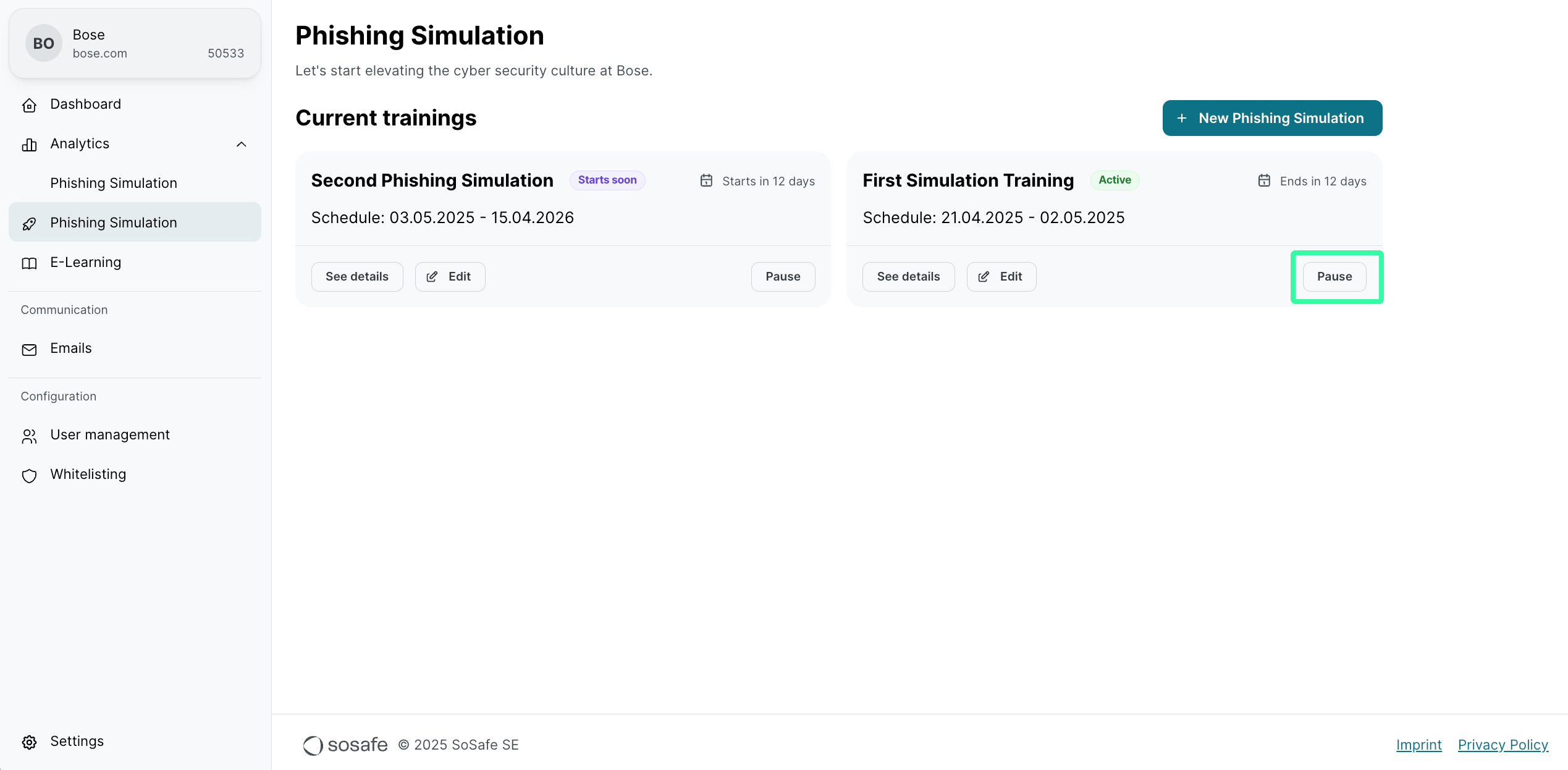 Aktuelle Schulungen zeigend: Erste Simulationsschulung mit Pausieren-Schaltfläche grün markiert auf der rechten Seite. Zweite Phishing-Simulation mit Status Startet bald ist links sichtbar.