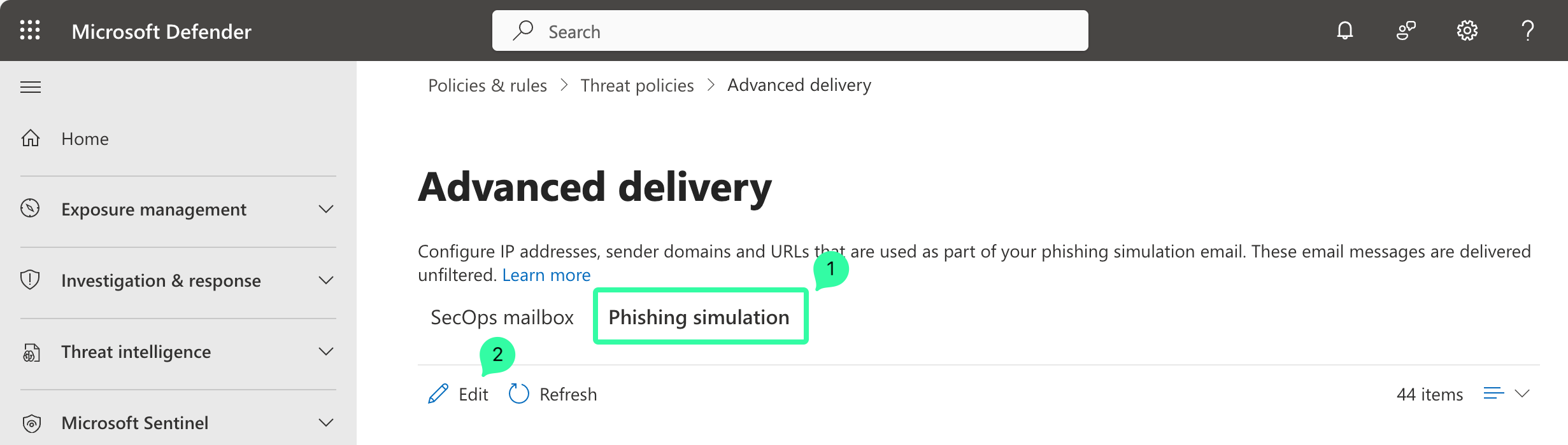 Microsoft Defender Portal, Seite Advanced delivery unter Policies & rules > Threat policies. Phishing simulation Tab ist markiert. Edit und Refresh Buttons vorhanden. Tabelle zeigt Einträge für IP-Adressen und Domains mit Spalten Value, Type und Date. Mehrere redaktionell unkenntlich gemachte Einträge.