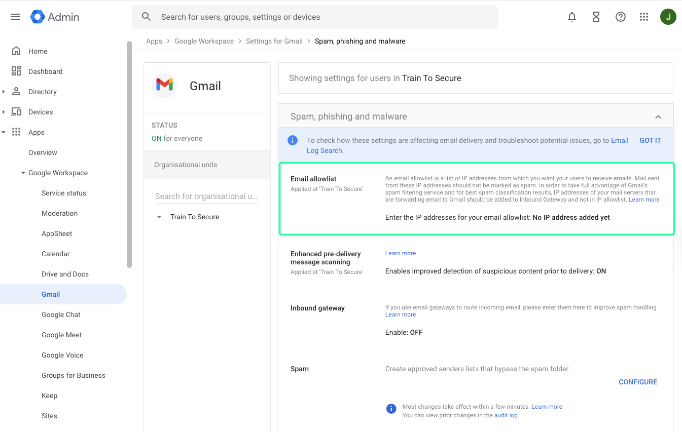 Google Workspace Admin-Konsole, Spam-Phishing-Malware-Einstellungen mit Email-Zulassungsliste rot hervorgehoben. Erklärtext und Felder zum Hinzufügen von IP-Adressen.