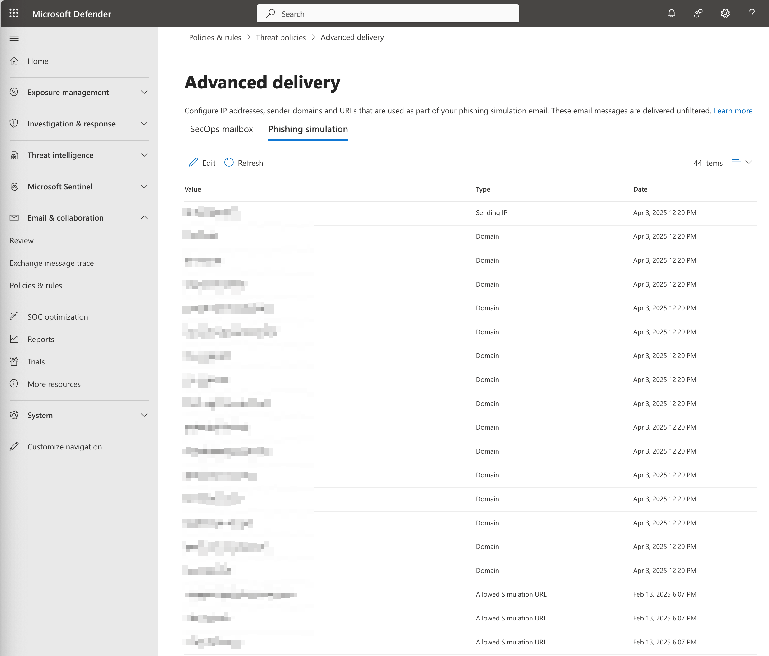 Microsoft Defender Portal, Seite Advanced delivery. Phishing simulation Tab sichtbar. Tabelle zeigt Domain-Einträge und IP-Adressen mit Spalten Value, Type und Date. Mehrere redaktionell unkenntlich gemachte Einträge mit Datumsangaben April und Februar 2025. Edit und Refresh Buttons vorhanden.