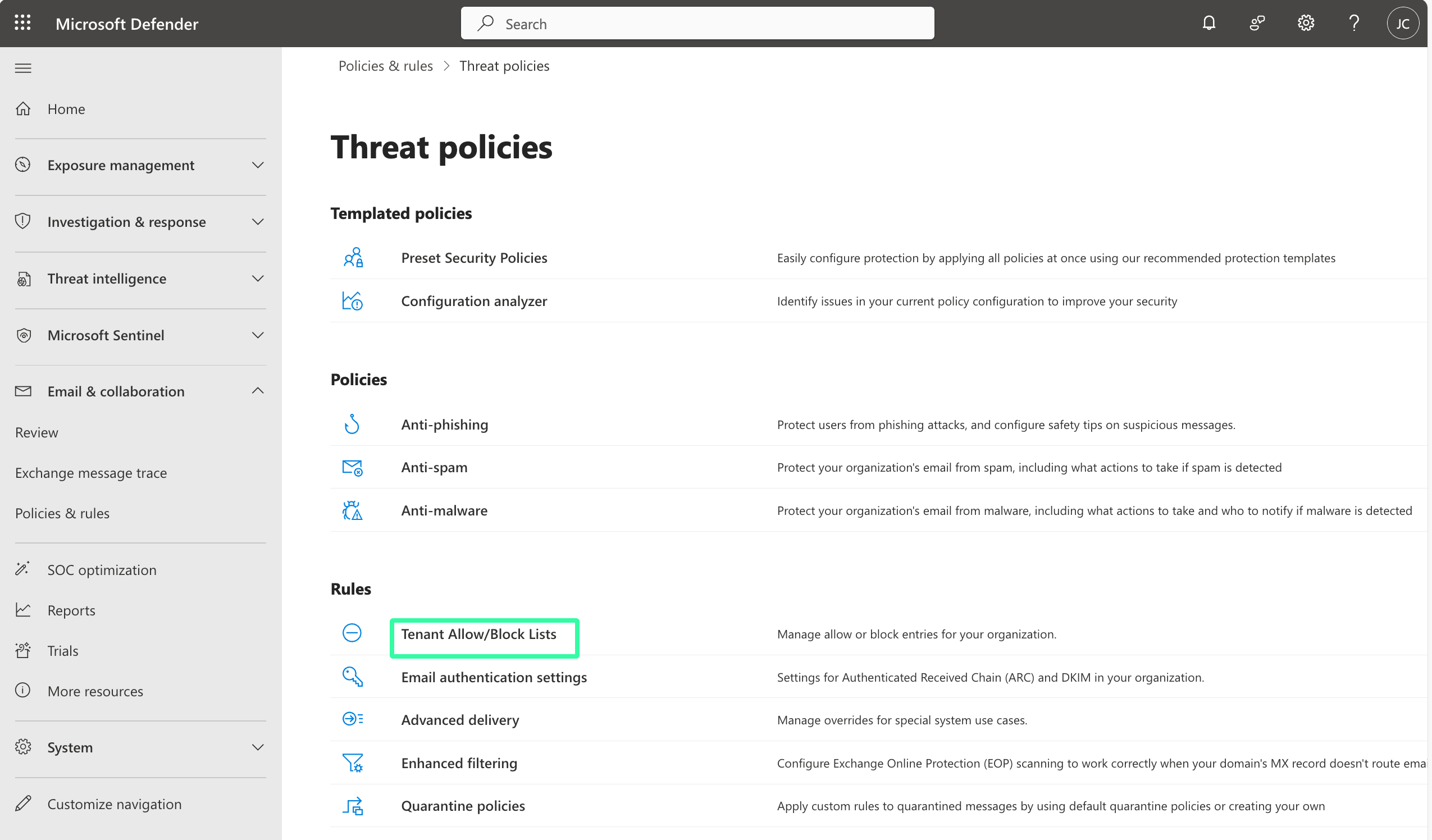 Microsoft 365 Defender-Konfigurationsseite für Mandantenzulassungsliste-/-sperrlisten. Navigation zeigt E-Mail & Zusammenarbeit, Richtlinien und Regeln, Bedrohungsrichtlinien. Anleitung: Öffnen Sie Defender, wählen Richtlinien und Regeln unter Bedrohungsrichtlinien aus, dann Mandantenzulassungsliste-/-sperrlisten unter Regeln.
